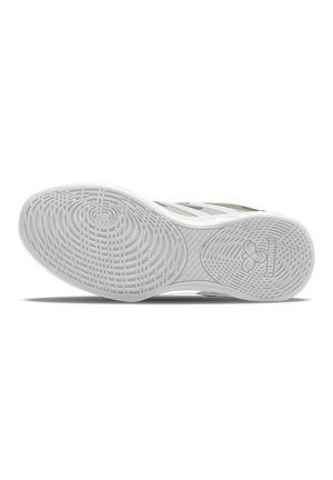 Sålen af en grøn og hvid sportssko, der viser tekstureret grebsmønster og brandlogo på hvid baggrund.