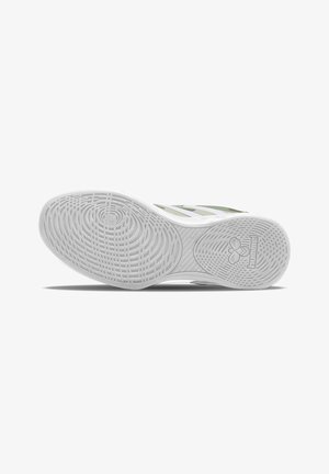 Suela de zapato deportivo verde y blanco que muestra un patrón de agarre texturizado y el logo de la marca sobre fondo blanco.