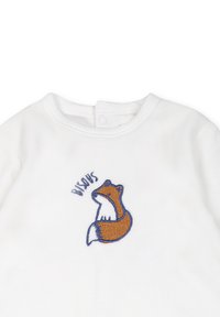 Wit katoenen kledingstuk met een bruin en witte geborduurde vosdesign met blauwe omranding en de tekst "bisous" nabij de halslijn.