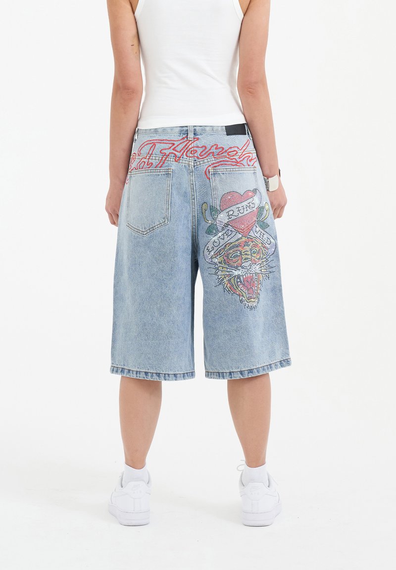 Lichtblauwe denim shorts met een losse pasvorm, voorzien van kleurrijke geborduurde tijgerafbeeldingen en tekst op de achterkant, afgewerkt met omgeslagen zoom.