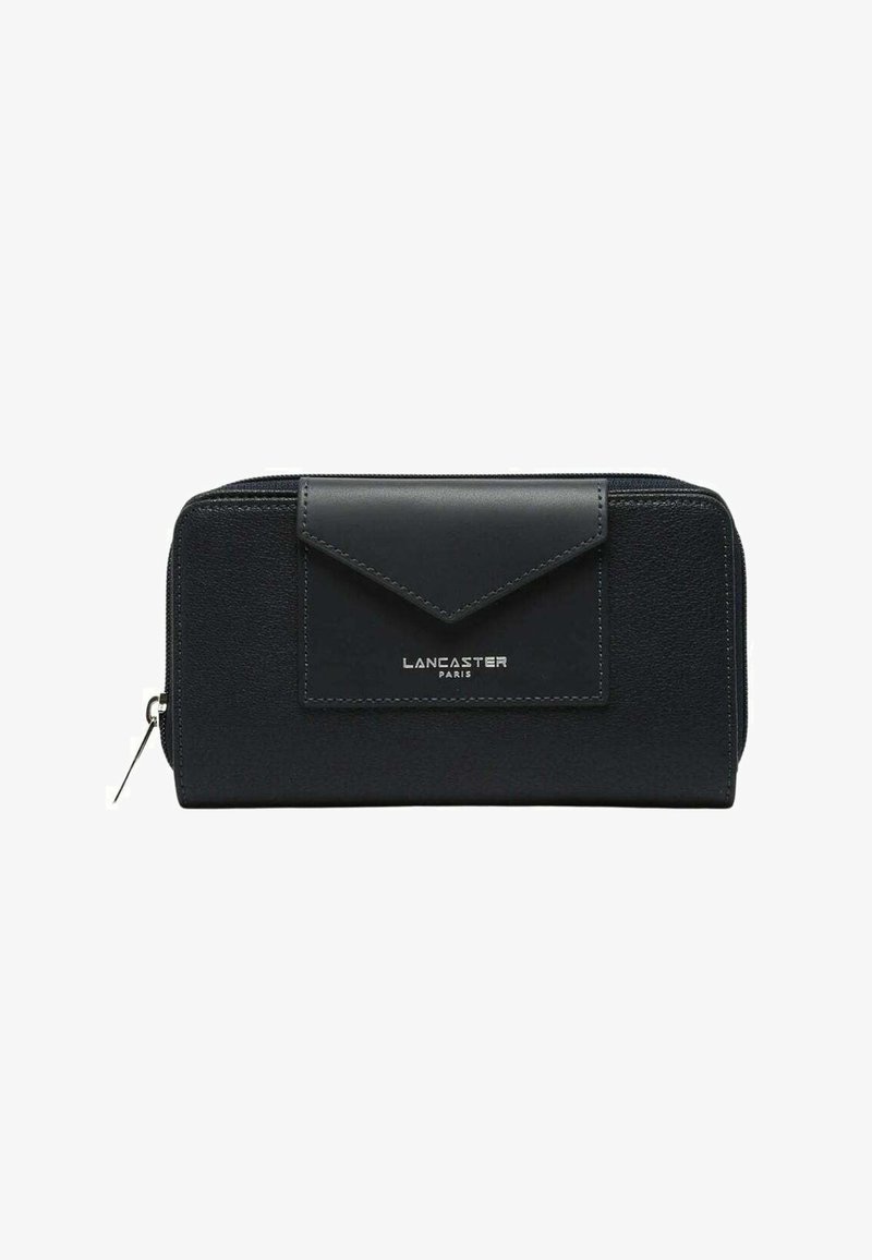 Portefeuille en cuir marine avec une surface texturée et un rabat lisse. Présente un logo argenté, une fermeture éclair et un design angulaire.