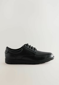 Chaussure en cuir noir avec un bout rond, un design à lacets et une semelle extérieure texturée. Présente des détails de couture subtils et un col rembourré.