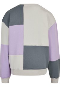 Bluza z kolorowym blokowaniem, z dużymi sekcjami w kolorach lawendy, szarości i kremu. Wykonana z miękkiego materiału, z okrągłym dekoltem i ściągaczami na rękawach.