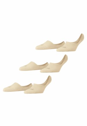 Chaussettes invisibles en coton beige avec bords côtelés et logo discret, présentant un design bas pour un port caché à l'intérieur des chaussures.