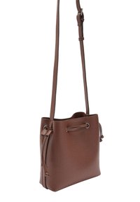 Brązowa skórzana torba crossbody z regulowanym paskiem, z zamknięciem na sznurki i gładką, teksturowaną powierzchnią.