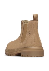 Stivale Chelsea in suede tan con pannelli laterali elasticizzati e un tira-tab. Suola in gomma spessa con motivo di battistrada testurizzato. Dettaglio del logo circolare sul tallone.