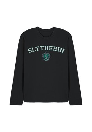 Schwarzes Langarmshirt mit dem Wort "SLYTHERIN" in grünen Blockbuchstaben und einem grünen Schlangenschild unter dem Text auf der Brust.