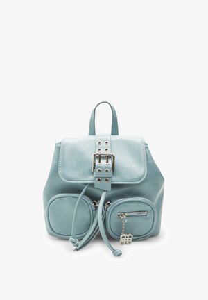 Sac à dos en simili cuir bleu clair avec une fermeture à rabat, quincaillerie en métal argenté et deux poches avant zippées arrondies. Texture lisse.