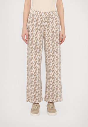 Pantaloni a gamba larga in un tessuto crema con un motivo a logo marrone ripetuto. La vita è elasticizzata, offrendo una vestibilità comoda.
