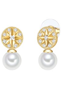 Pendientes de oro con un diseño circular adornado con un patrón de estrellas, acentuados por piedras preciosas transparentes, y una perla blanca colgando por debajo.