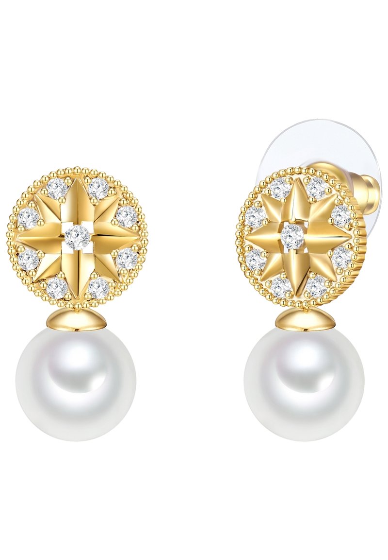 Pendientes de oro con un diseño circular adornado con un patrón de estrellas, acentuados por piedras preciosas transparentes, y una perla blanca colgando por debajo.