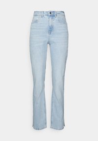 Calças de ganga azul claro com corte reto, apresentando um fecho de botão, passadores de cinto e um leve desbotamento. Sem padrões visíveis ou detalhes decorativos.