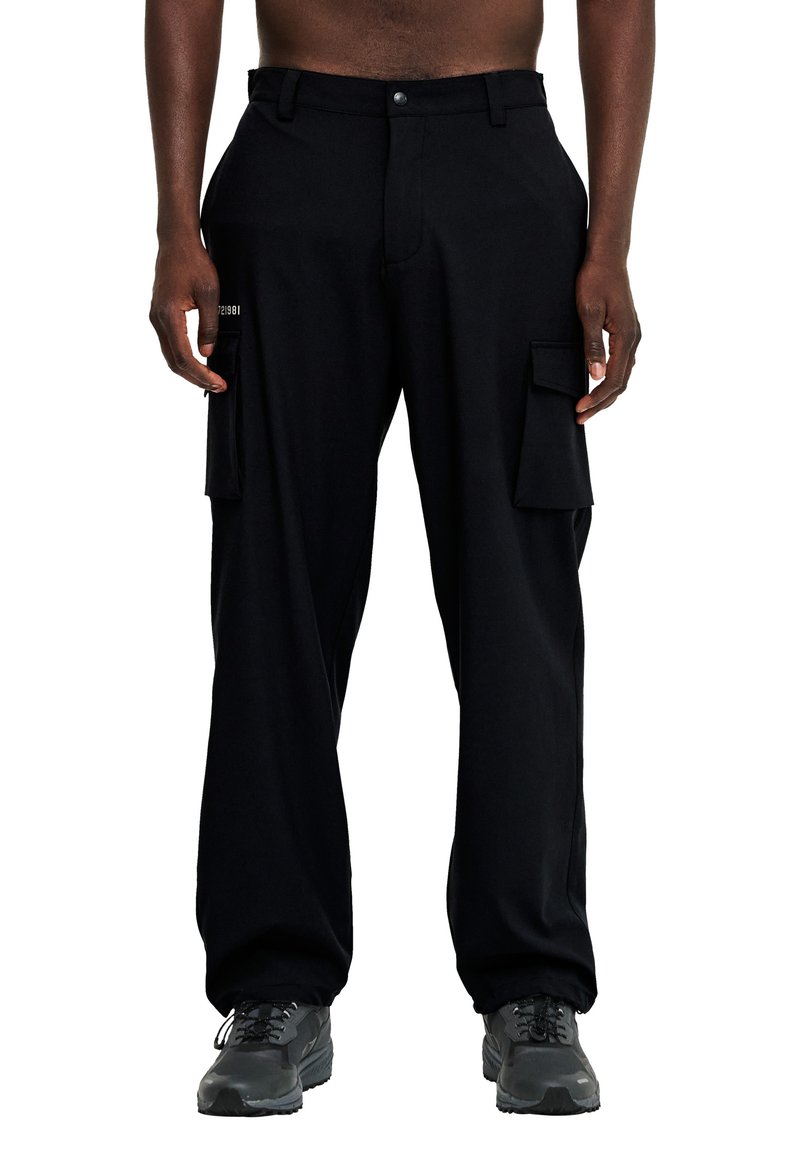 Svarta cargobyxor i slitstarkt tyg, med stora sidofickor, avslappnad passform och knappstängning i midjan.