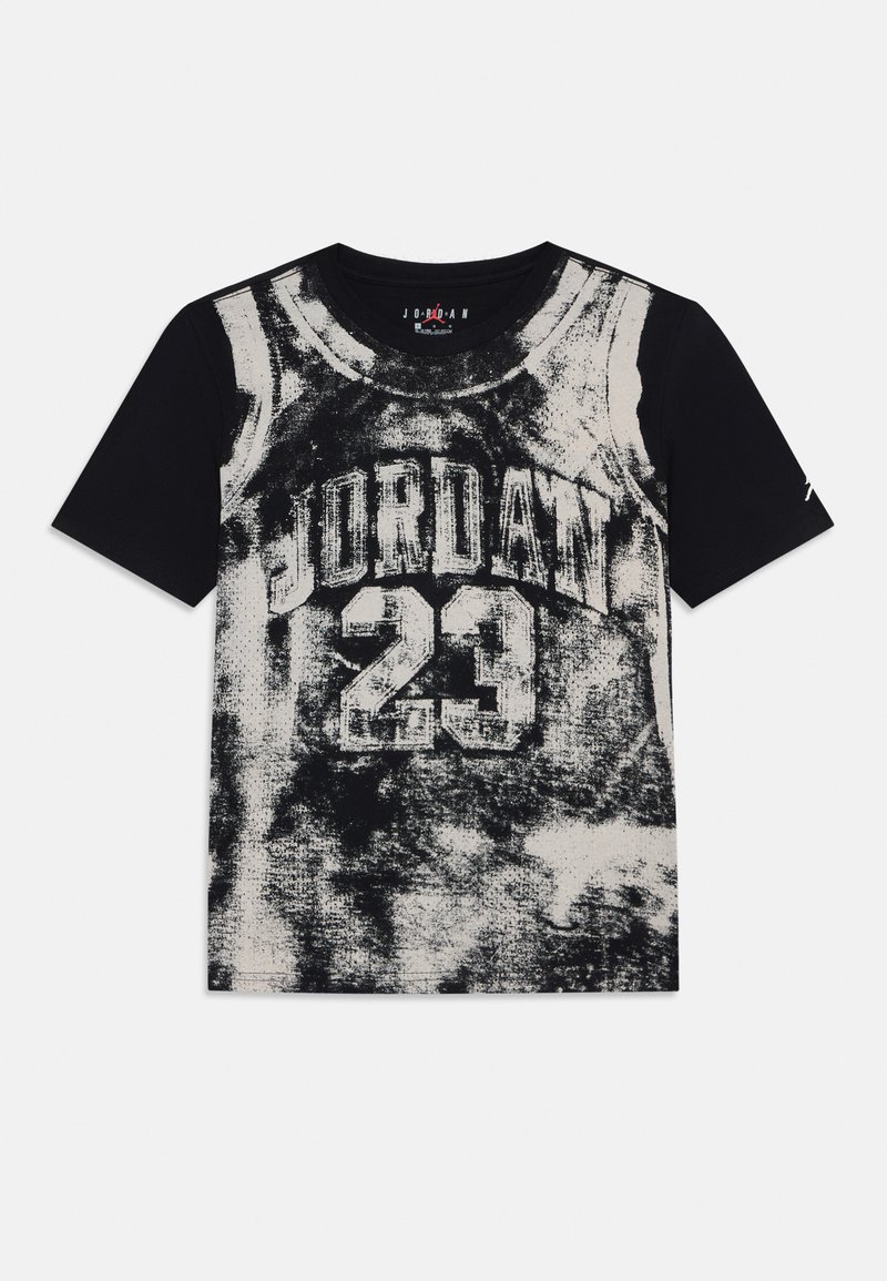 Schwarzes T-Shirt mit kurzen Ärmeln und einem großen, verblassten Grafikdruck eines Basketball-Trikots, das "JORDAN 23" in weißen und schwarzen Tönen auf der Vorderseite zeigt.