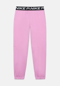 Lyserøde sweatpants med sort elastisk talje, der har "NIKE" logo, tapered bendesign og glat stoftekstur.