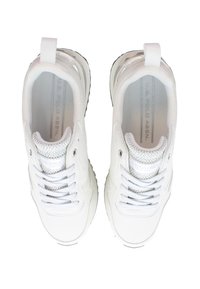 Witte sportschoenen met een gladde leren bovenkant, contrasterende mesh tong, witte veters en een gestructureerde rubberen zool. Lichtgewicht, laag profiel ontwerp.