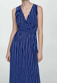 Robe sans manches rayée bleue avec un décolleté en V profond, taille cintrée et tissu fluide ; présente des rayures verticales bleu clair et marine.