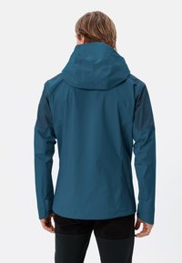 Waterdichte teal jack met een aangepaste capuchon. Beschikt over lange mouwen en contrasterende donkere mouwen. Gladde textuur en minimalistisch ontwerp.