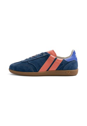 Sneaker in camoscio blu con suola marrone, strisce laterali arancioni, toppa blu sul tallone e lacci, vista dal lato interno su sfondo bianco.
