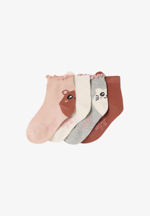 Vier Paare Kindersocken in Knöchelhöhe in den Farben Rosa, Creme, Grau und Rost, mit Bären- und Katzenkopfmotiven auf zwei Paaren.