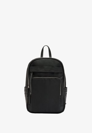 Czarny plecak z przednią kieszenią na zamek, bocznymi przegródkami oraz górnym uchwytem do noszenia, przedstawiony na białym tle.