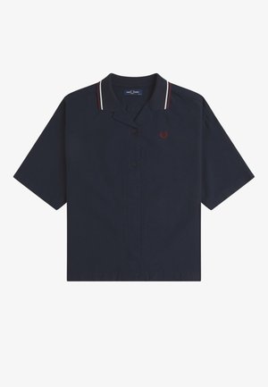 Marineblå kortærmet skjorte med knapper og krave med hvide og burgunderrøde striber samt et lille rødt laurbærkranslogo på brystet.