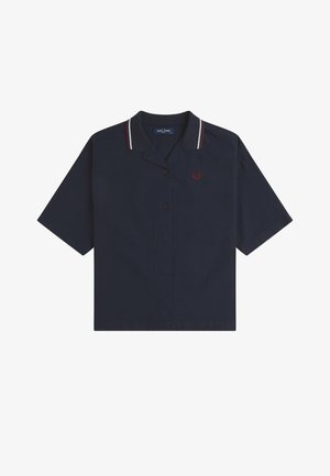 Marineblå kortærmet skjorte med knapper og krave med hvide og burgunderrøde striber samt et lille rødt laurbærkranslogo på brystet.