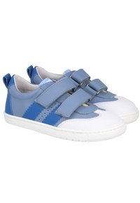 Zapatillas en azul y blanco con dos correas ajustables de velcro, que presentan una parte delantera de tela texturizada y paneles laterales de cuero suave.