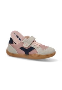 Zapatilla infantil con parte superior de color rosa claro, acentos en azul marino, superposiciones de ante gris y una correa de velcro. Suela de goma con textura antideslizante.
