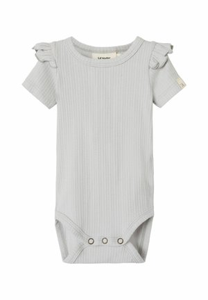 Ljust grått ribbat babypys är med volangdetaljer på ärmarna, förstärkta knappar i botten och rund halsringning. Mjuk tygkänsla.