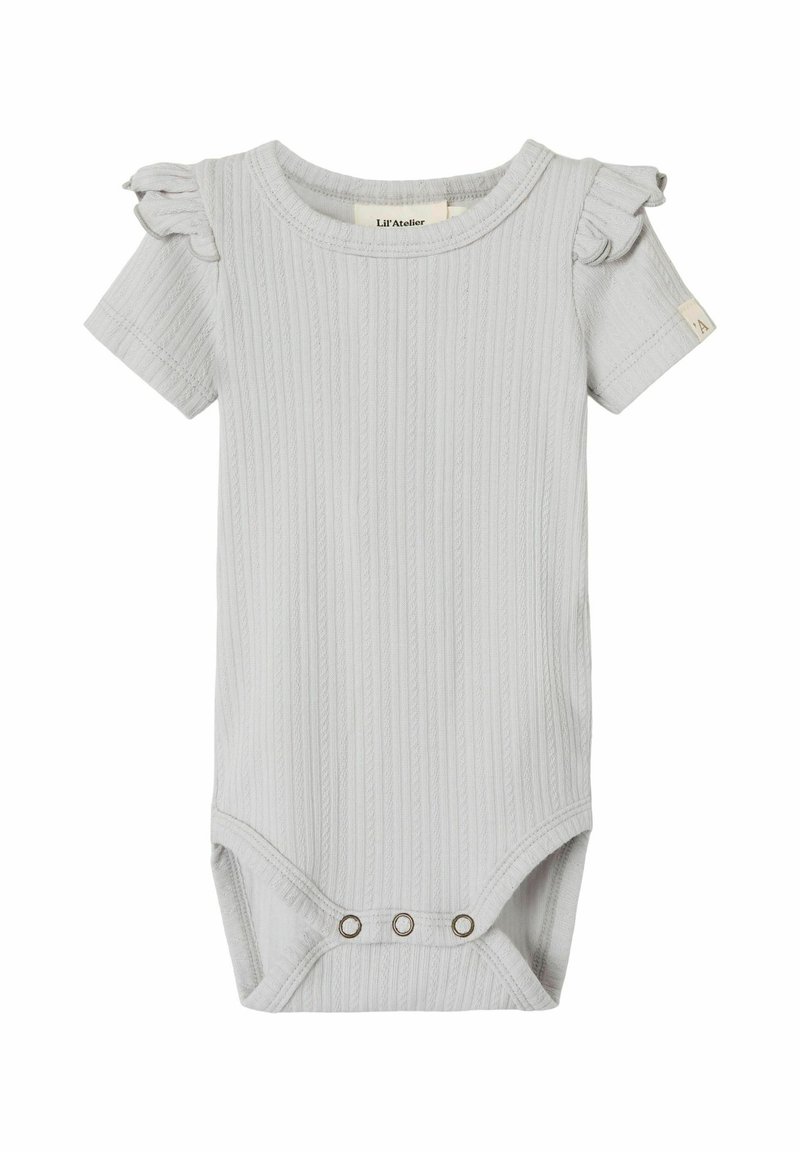Lys grå stripete baby bodysuit med volanger på ermene, forsterkede knapper nederst og rund halslinning. Myk tekstur.