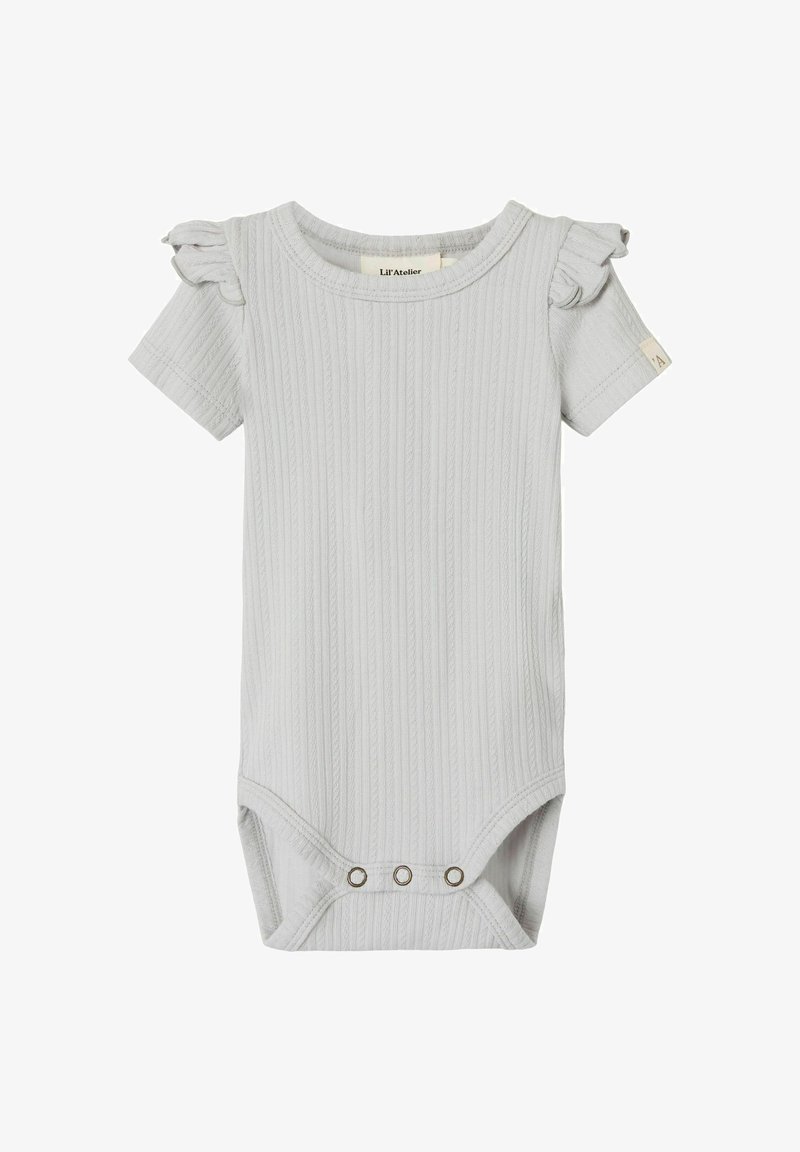 Lys grå stripete baby bodysuit med volanger på ermene, forsterkede knapper nederst og rund halslinning. Myk tekstur.