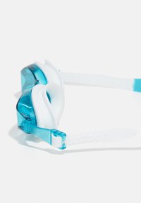 Lunettes de natation bleues et blanches avec des joints en silicone doux et une sangle ajustable sur un fond blanc.
