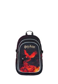 Černý batoh s designem červeného fénixe, plameny a textem "Harry Potter". Má dvě nastavitelné popruhy a horní držadlo.