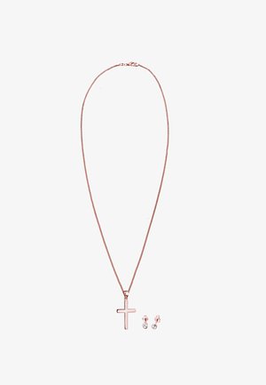 Roze gouden ketting met een glad kruispendant en bijpassende studoorbellen met kleine, heldere stenen. De ketting heeft een delicate, dunne uitstraling.