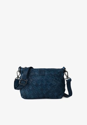 Modrá prepletená kožená crossbody taška so zipsovým uzáverom, nastaviteľným popruhom a textúrovaným povrchom. Obsahuje jemné logo značky.