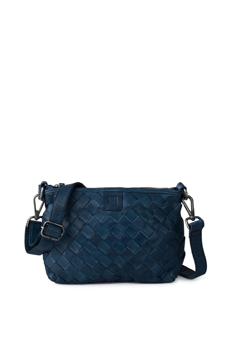 Blå vävd läder crossbody-väska med dragkedjestängning, justerbart axelrem och en texturerad yta. Har subtilt varumärkeslogotyp.