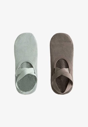 Két pár könnyen felvehető benti papucs, világosszürke és barna színben, mindkettőn keresztbe futó elasztikus pántok találhatók a lábfej nyílásán.