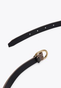 Cintura in pelle nera con texture liscia, dotata di una fibbia rotonda color oro e numerosi fori di regolazione lungo il cinturino.