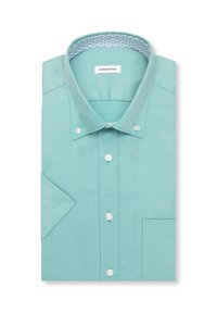 Chemise boutonnée turquoise clair à manches courtes, col boutonné et poche avant, soigneusement pliée sur un fond blanc.