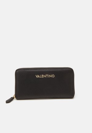 Portafoglio in pelle nera con superficie texture, logo "VALENTINO" in oro, chiusura con zip e design slim e rettangolare.