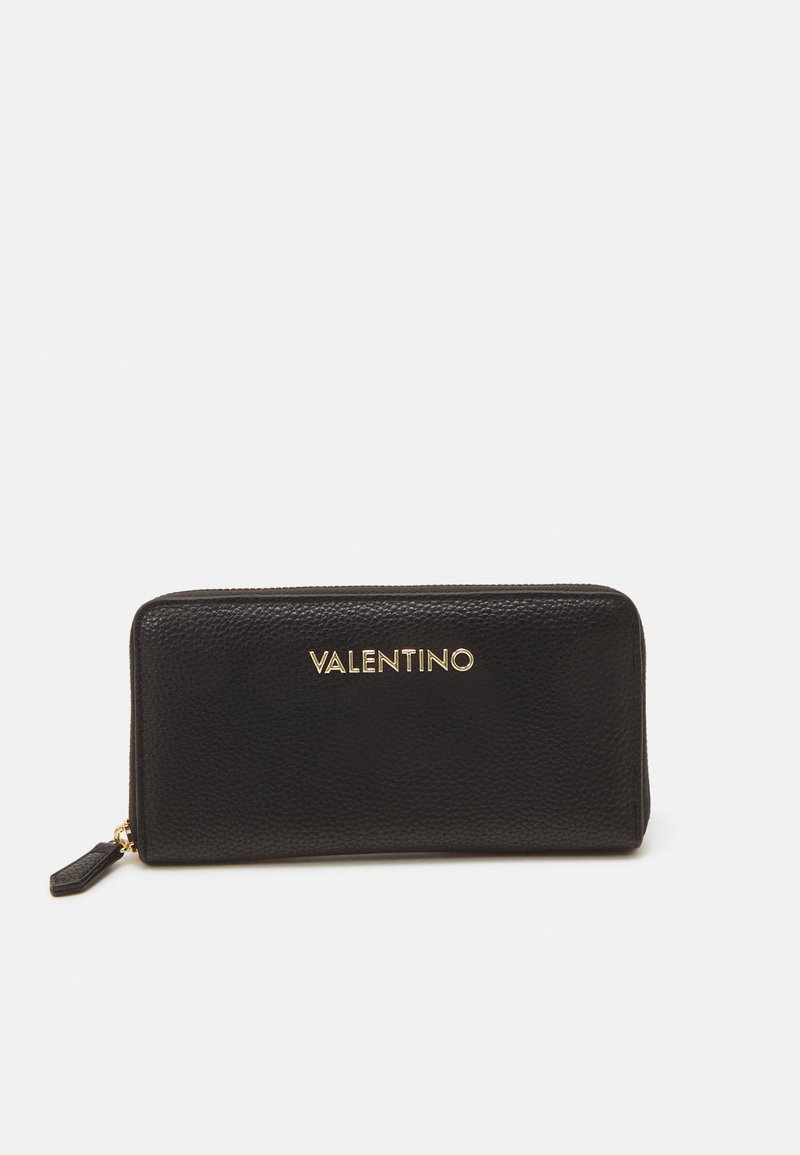 Črna usnjena denarnica z teksturirano površino, zlate barve "VALENTINO" logo, zadrgo in vitko, pravokotno zasnovo.