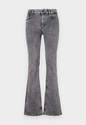 Svarte vidbukser laget av denim med en falmet vask, som har fem lommer, glidelås og kontrastsøm langs sømmene.