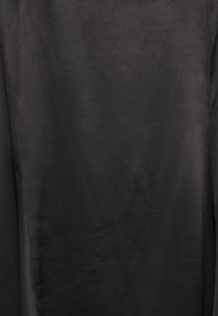 Tessuto nero con una consistenza liscia. Presenta una leggera lucentezza e un colore uniforme, con bordi rifiniti con cura e un taglio dritto.
