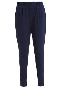 Pantalon bleu marine en tissu doux, avec une coupe ajustée, des plis à la taille et des jambes fuselées. Pas de poches visibles.