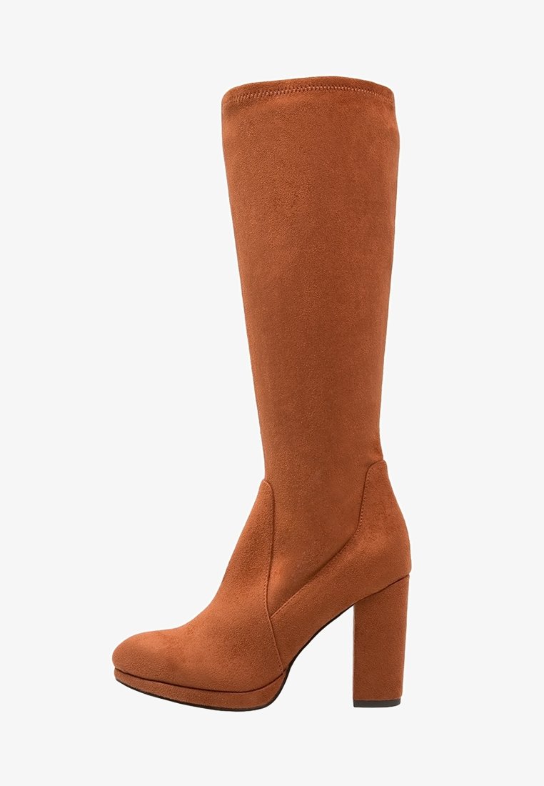 Botte haute en daim orange jusqu'au genou avec un talon bloc épais. Présente une texture lisse et un design épuré, se rétrécissant vers la cheville.