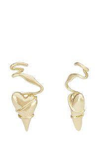 Zlato obarvani uhani z vrtinčastim dizajnom, en podoben srcu in drugi v obliki konice, oba s gladko, sijočo teksturo.