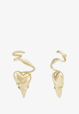 Zelta krāsas auskari ar viļņotu dizainu, viens atgādina sirdi, bet otrs ir konusa formas, abiem ir gluda, spīdīga virsma.