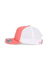 Korallenrosa Baseballcap mit weißem Netzrücken, flachem Schirm, gesticktem Logo auf der Vorderseite und verstellbarem Snapverschluss hinten.