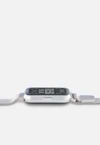 Smartwatch mit einem schwarzen Touchscreen, silbernem Gehäuse und einem gewebten silbernen Armband. Das Display zeigt die Uhrzeit und Symbole und verfügt über einen seitlichen Knopf.